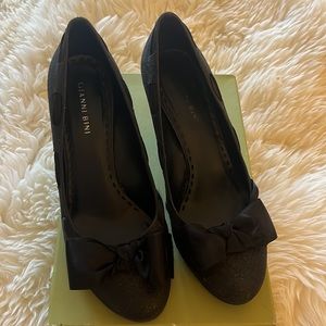 Gianna Bini black sparkly high heels w/ woven ribbon accent & bow at the toe 8.5